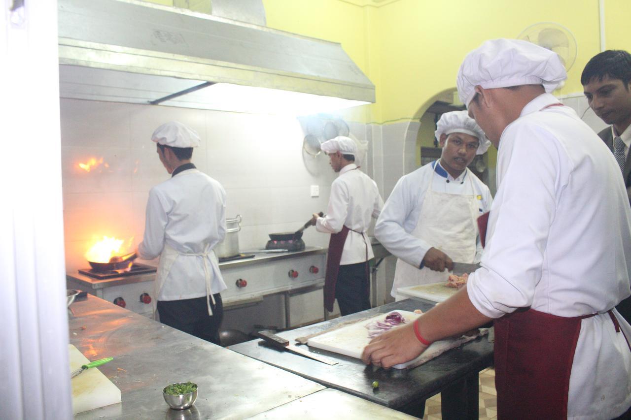 Asian Hotel Butwāl מראה חיצוני תמונה